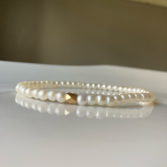 Exquisitely Dainty Frashwater Pearl Bracelet - Picture 1 of 9